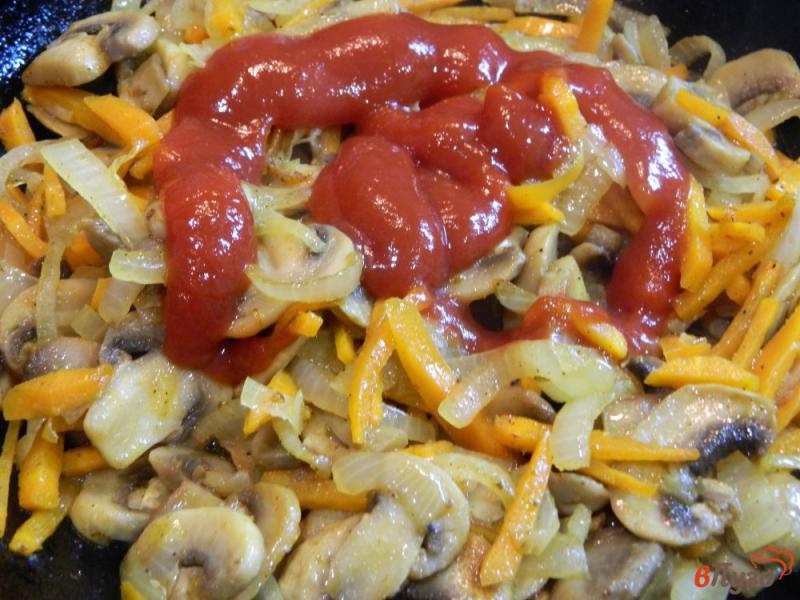 Фото приготовление рецепта: Рис с грибами и овощами шаг №4