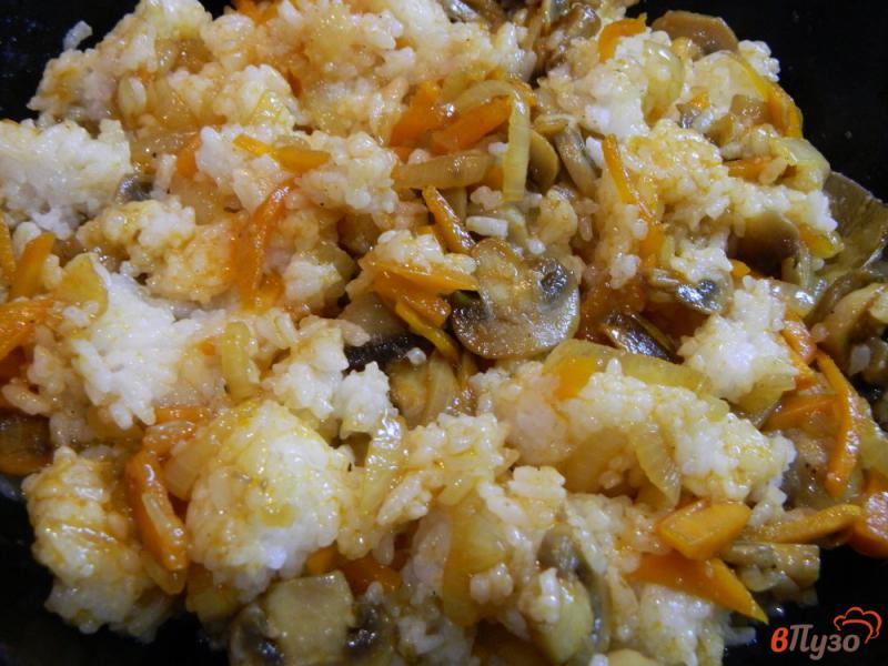 Фото приготовление рецепта: Рис с грибами и овощами шаг №6