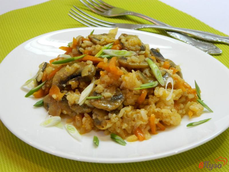 Фото приготовление рецепта: Рис с грибами и овощами шаг №7
