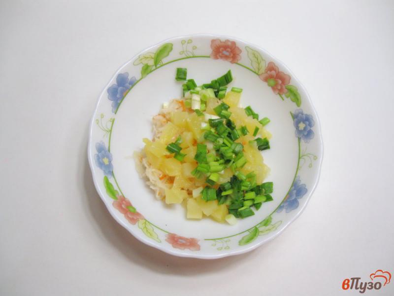 Фото приготовление рецепта: Салат с ананасом и квашеной капустой шаг №3