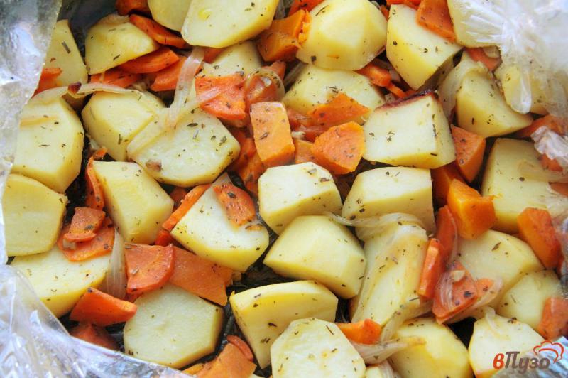 Фото приготовление рецепта: Картофель, запеченный в рукаве с тыквой шаг №6