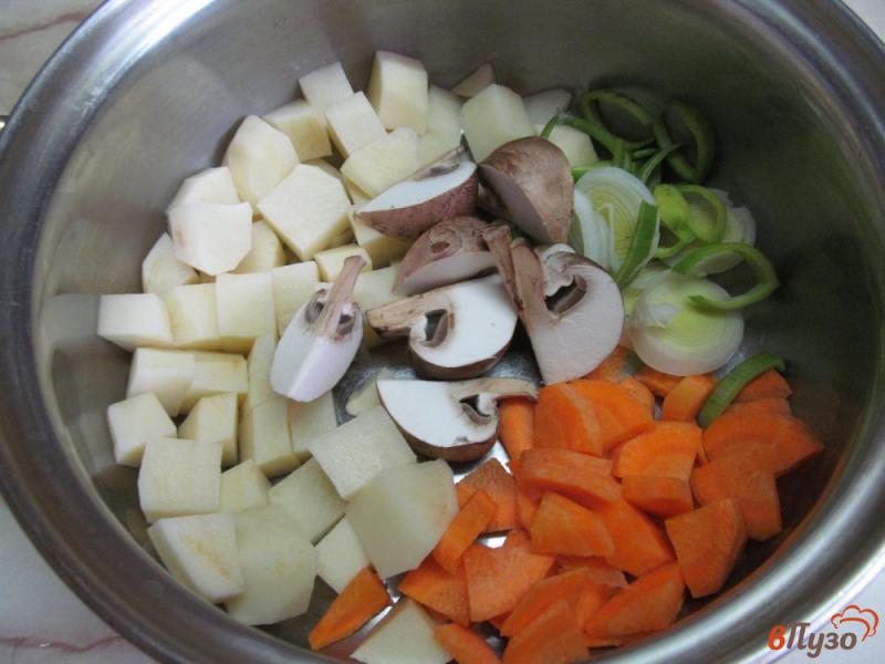 Фото приготовление рецепта: Суп с яйцом и мивиной шаг №1