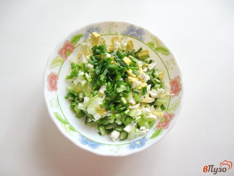 Фото приготовление рецепта: Салат с зеленым луком, кукурузой и огурцом шаг №5