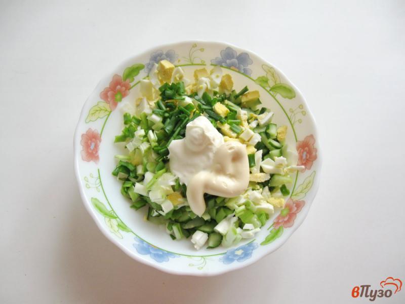 Фото приготовление рецепта: Салат с зеленым луком, кукурузой и огурцом шаг №6