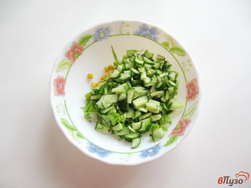 Фото приготовление рецепта: Салат с зеленым луком, кукурузой и огурцом шаг №3
