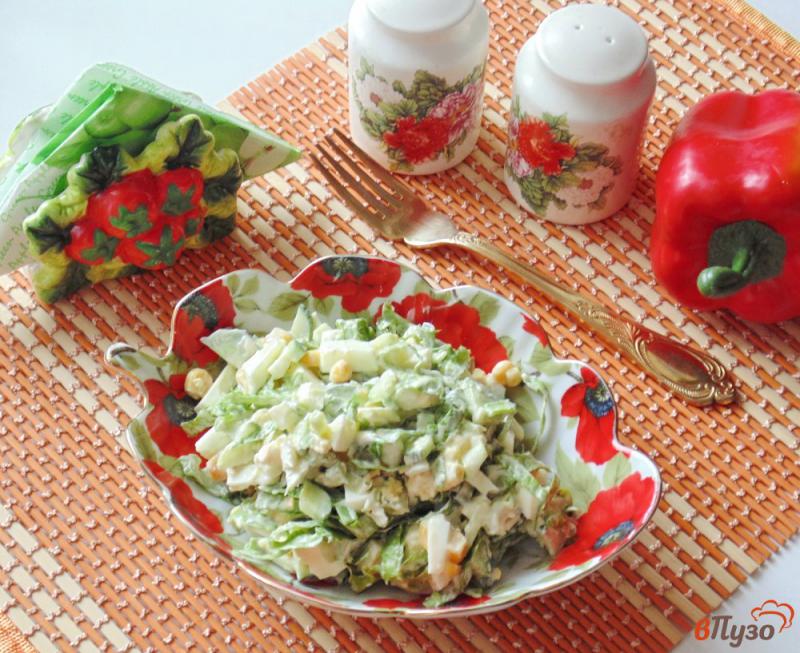 Фото приготовление рецепта: Салат с зеленым луком, кукурузой и огурцом шаг №8
