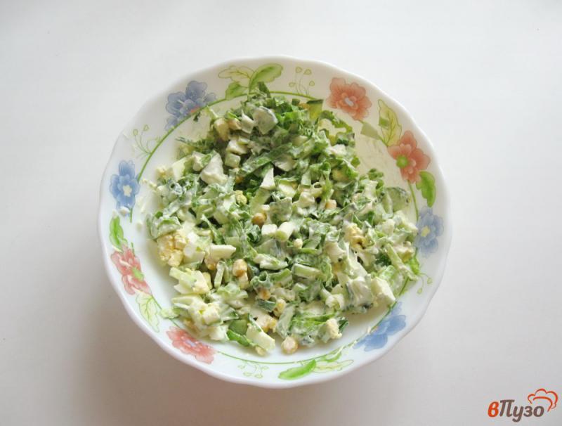 Фото приготовление рецепта: Салат с зеленым луком, кукурузой и огурцом шаг №7
