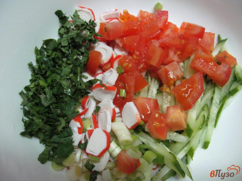 Фото приготовление рецепта: Крабовый салат со свежими овощами и яйцом шаг №2
