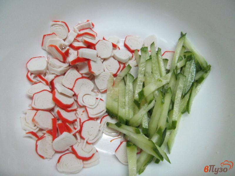 Фото приготовление рецепта: Крабовый салат со свежими овощами и яйцом шаг №1