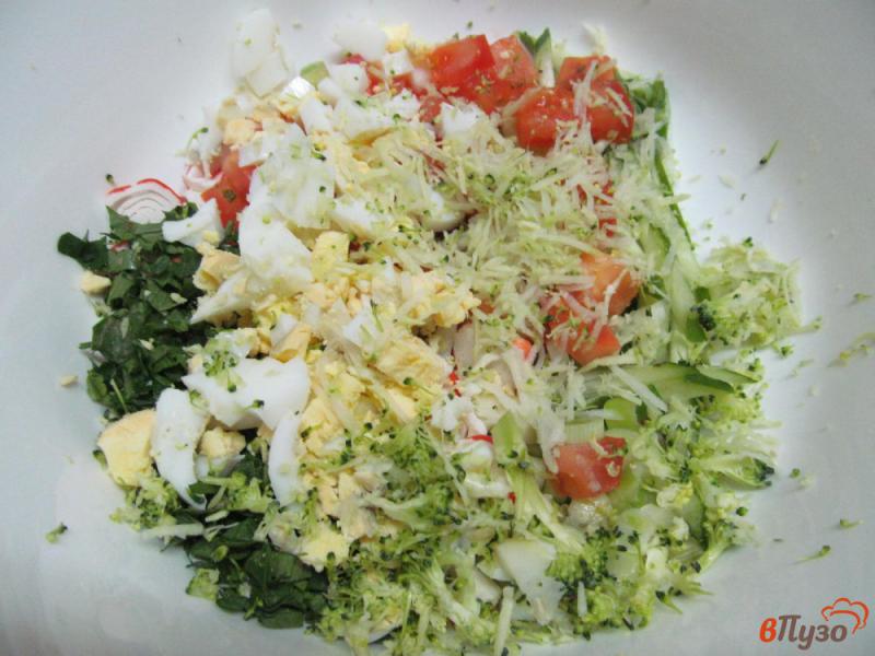Фото приготовление рецепта: Крабовый салат со свежими овощами и яйцом шаг №3