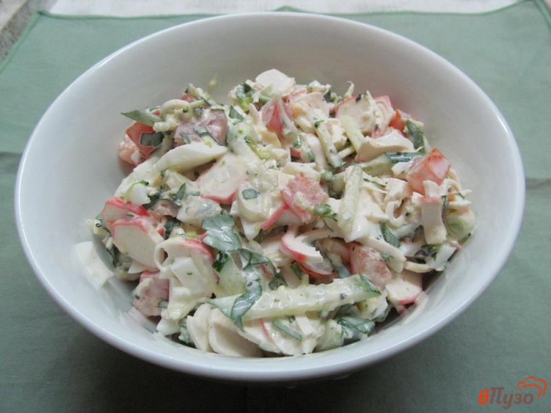 Фото приготовление рецепта: Крабовый салат со свежими овощами и яйцом шаг №5