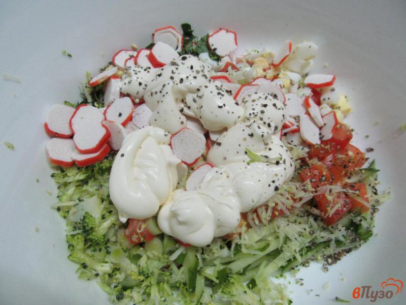 Фото приготовление рецепта: Крабовый салат со свежими овощами и яйцом шаг №4