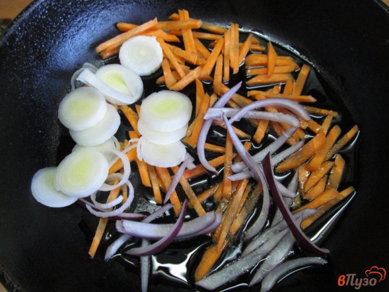 Фото приготовление рецепта: Теплый салат из пекинской капусты с грибами шаг №1