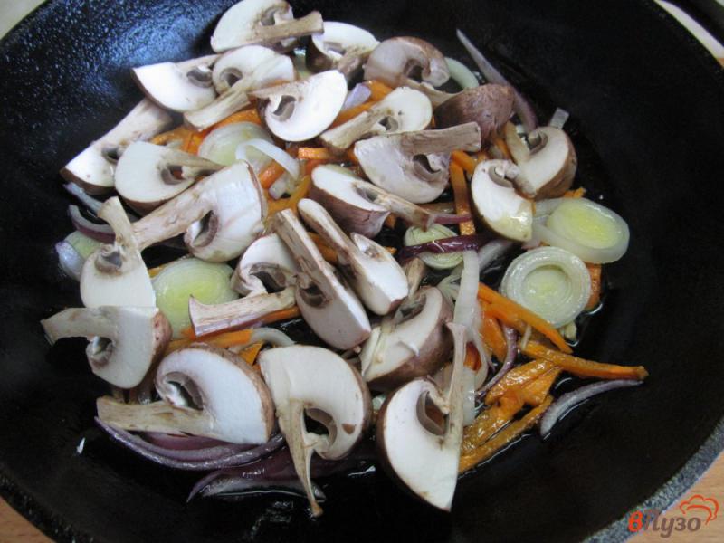 Фото приготовление рецепта: Теплый салат из пекинской капусты с грибами шаг №2