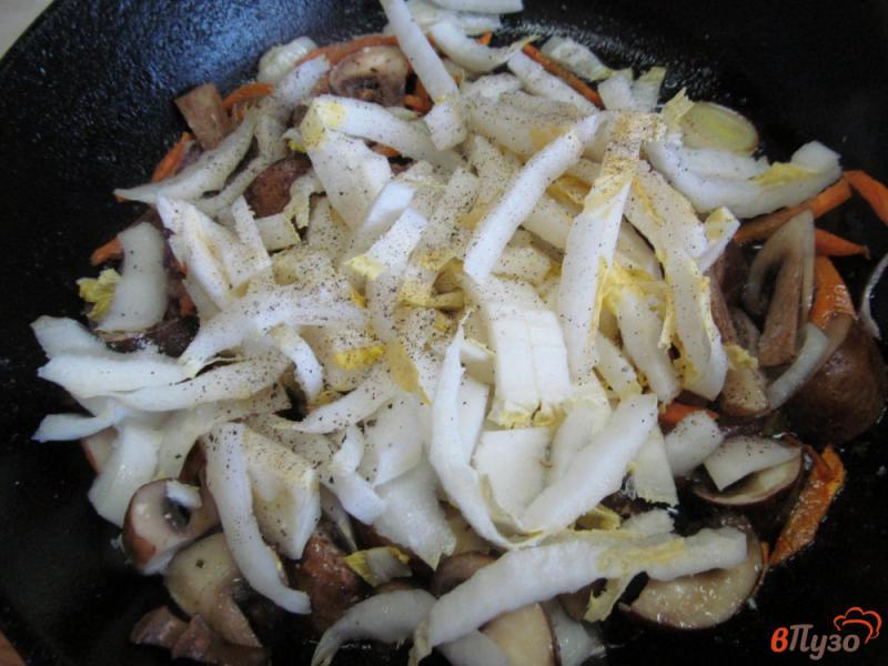 Фото приготовление рецепта: Теплый салат из пекинской капусты с грибами шаг №3