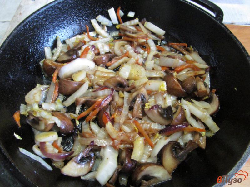 Фото приготовление рецепта: Теплый салат из пекинской капусты с грибами шаг №4