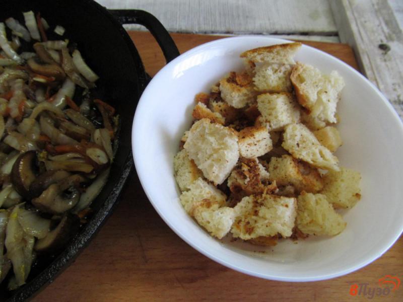 Фото приготовление рецепта: Теплый салат из пекинской капусты с грибами шаг №5