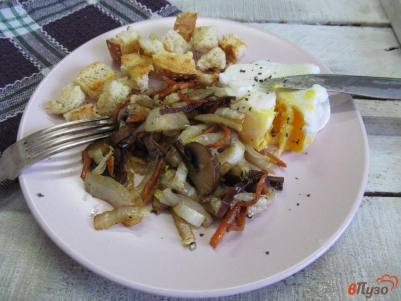 Фото приготовление рецепта: Теплый салат из пекинской капусты с грибами шаг №6