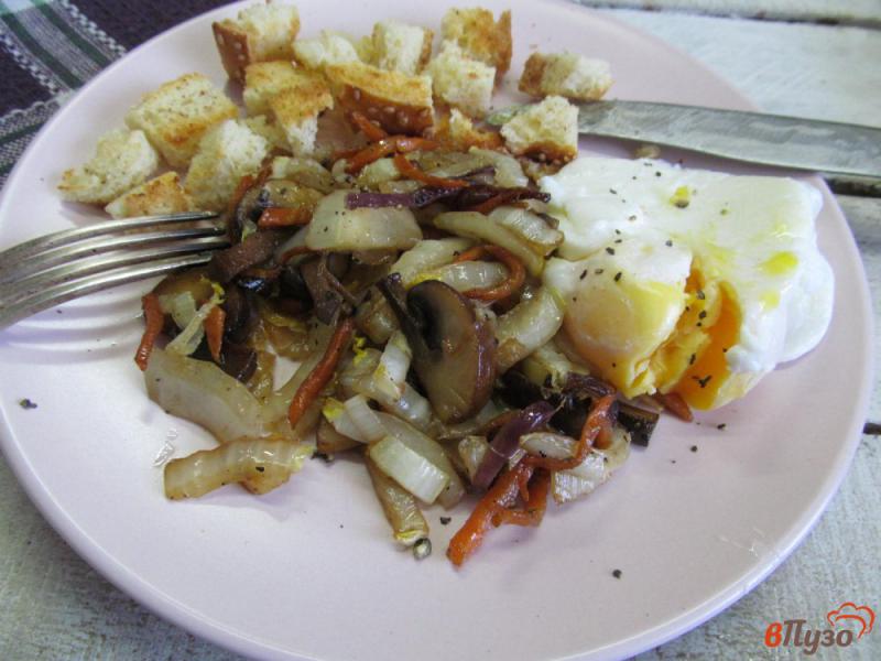 Фото приготовление рецепта: Теплый салат из пекинской капусты с грибами шаг №7