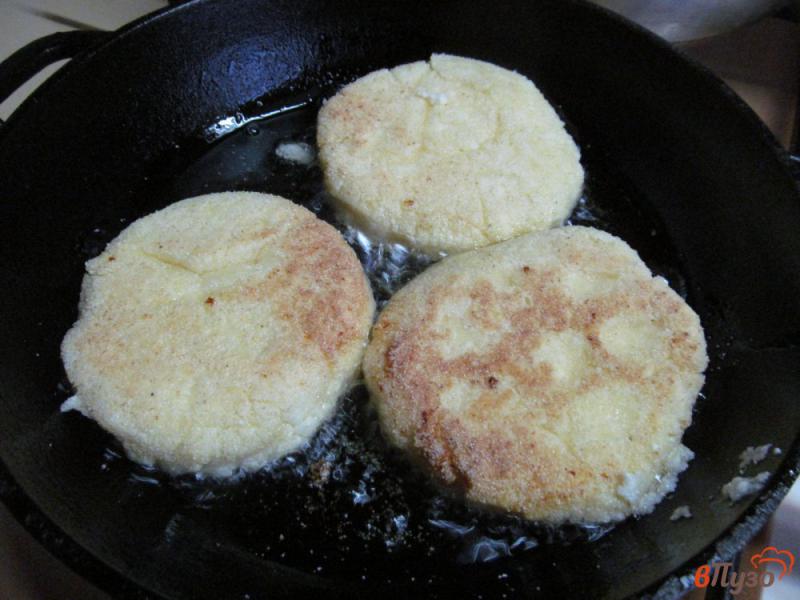 Фото приготовление рецепта: Сырники с манной крупой под яблочным соусом шаг №5