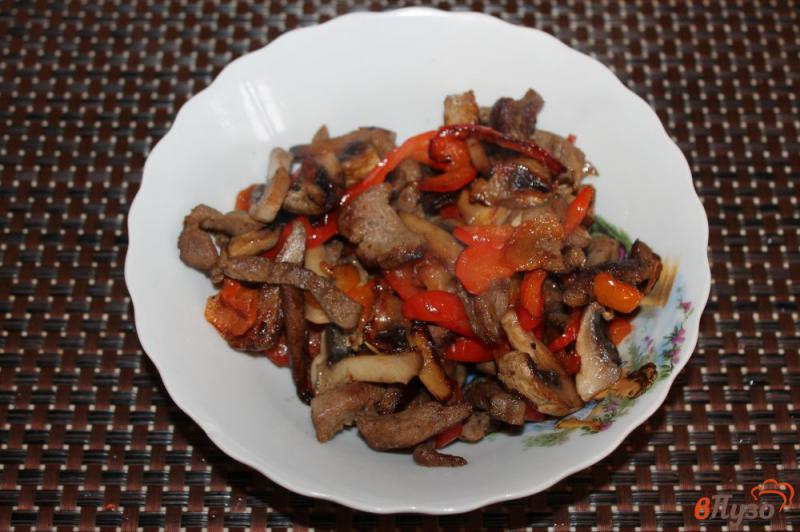Фото приготовление рецепта: Теплый салат из утиной грудки с болгарским перцем и грибами шаг №6
