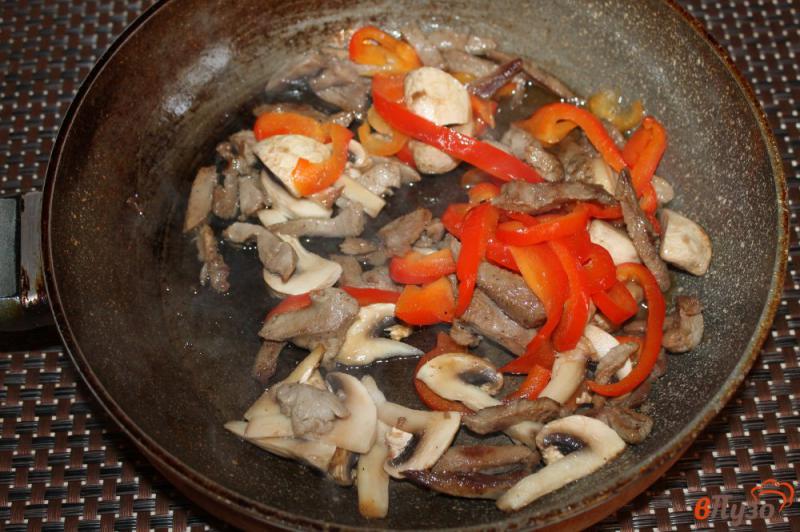 Фото приготовление рецепта: Теплый салат из утиной грудки с болгарским перцем и грибами шаг №4