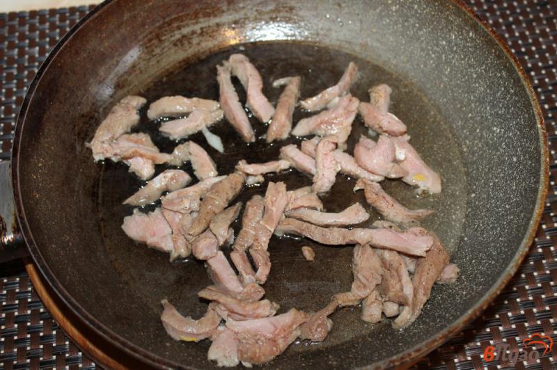 Фото приготовление рецепта: Теплый салат из утиной грудки с болгарским перцем и грибами шаг №2