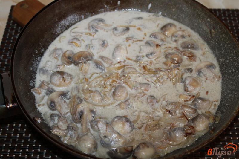 Фото приготовление рецепта: Шампиньоны с луком тушеные в сметанном соусе шаг №5