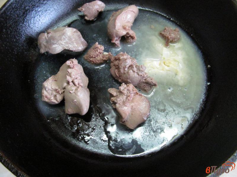 Фото приготовление рецепта: Теплый салат из куриной печени с пастой шаг №1