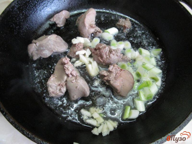 Фото приготовление рецепта: Теплый салат из куриной печени с пастой шаг №2