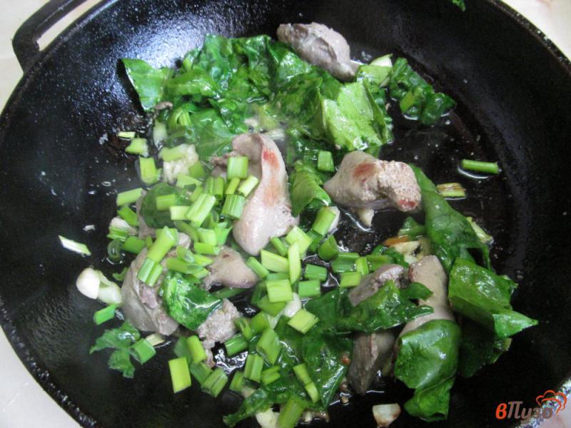 Фото приготовление рецепта: Теплый салат из куриной печени с пастой шаг №3