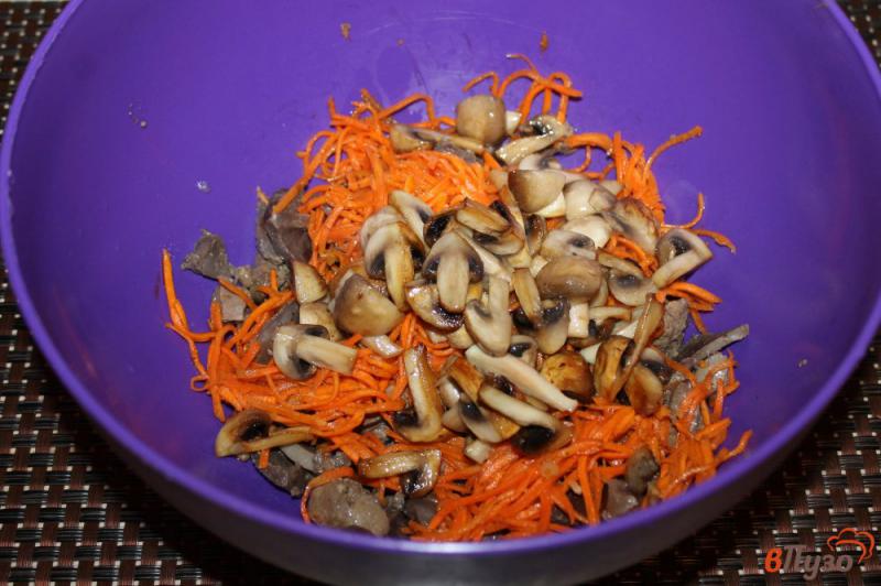 Фото приготовление рецепта: Салат из отварных куриных субпродуктов, грибов и корейской моркови шаг №4