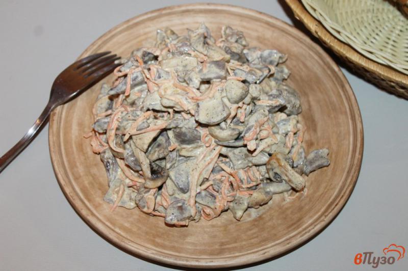 Фото приготовление рецепта: Салат из отварных куриных субпродуктов, грибов и корейской моркови шаг №6