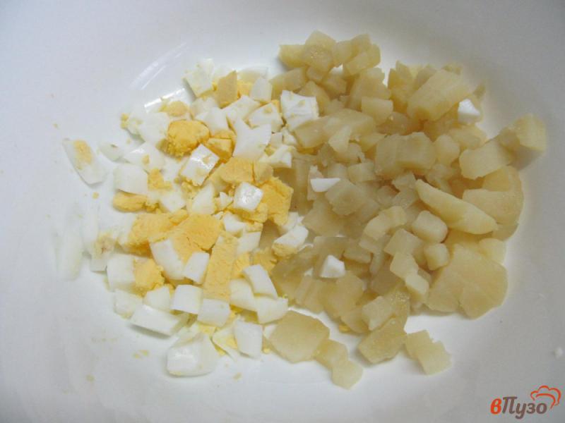 Фото приготовление рецепта: Салат с копченой грудинкой каперсами и сыром шаг №1