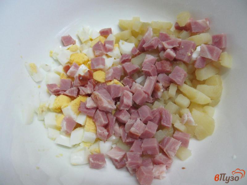 Фото приготовление рецепта: Салат с копченой грудинкой каперсами и сыром шаг №2