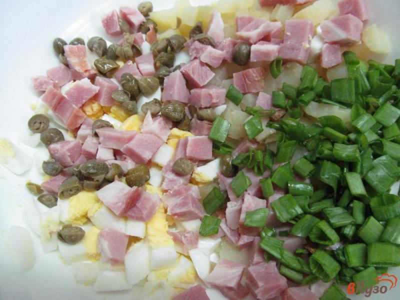Фото приготовление рецепта: Салат с копченой грудинкой каперсами и сыром шаг №3