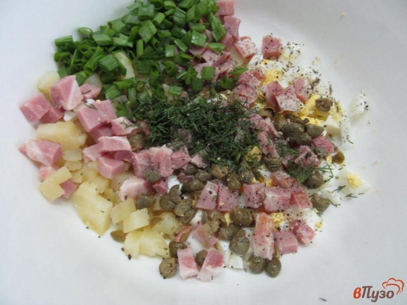 Фото приготовление рецепта: Салат с копченой грудинкой каперсами и сыром шаг №4