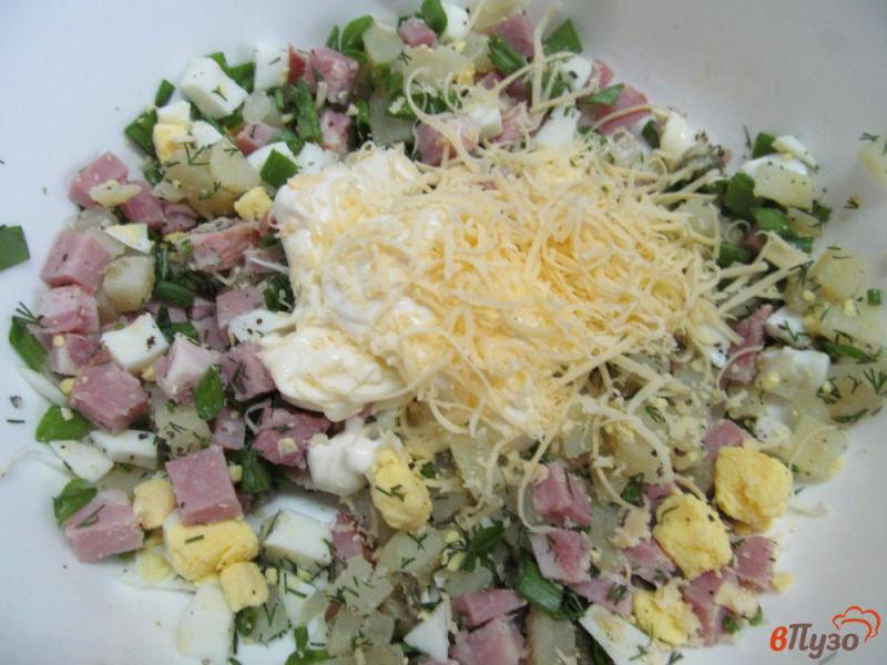 Фото приготовление рецепта: Салат с копченой грудинкой каперсами и сыром шаг №5