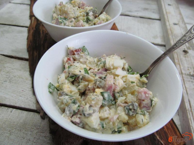 Фото приготовление рецепта: Салат с копченой грудинкой каперсами и сыром шаг №6