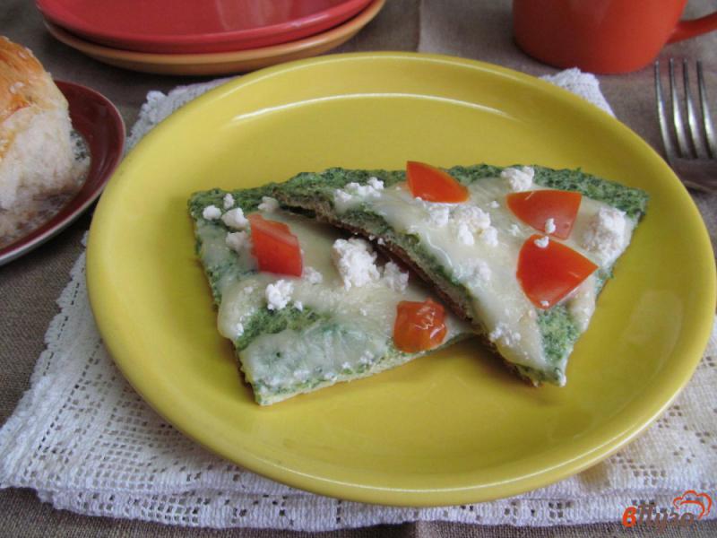 Фото приготовление рецепта: Зеленый омлет с помидором и моцареллой шаг №7