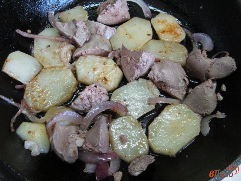 Фото приготовление рецепта: Теплый салат из картофеля с куриной печенью и маринованным луком шаг №3