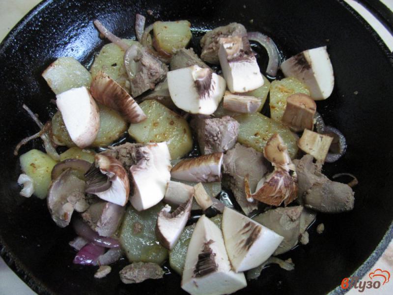 Фото приготовление рецепта: Теплый салат из картофеля с куриной печенью и маринованным луком шаг №4