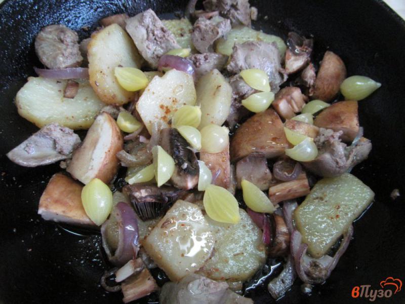 Фото приготовление рецепта: Теплый салат из картофеля с куриной печенью и маринованным луком шаг №5