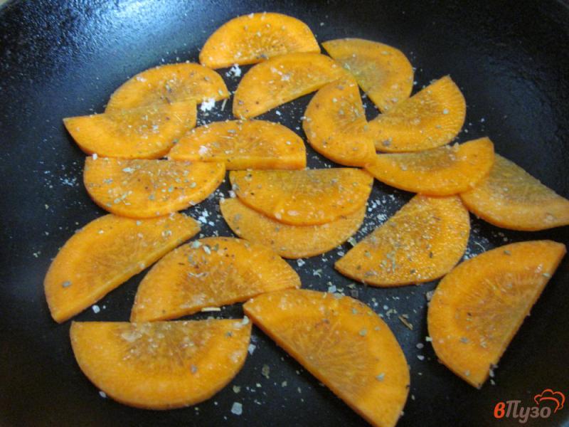 Фото приготовление рецепта: Горячий салат с горошком и морковью шаг №1