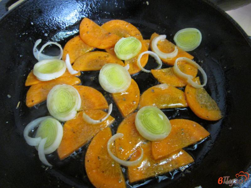 Фото приготовление рецепта: Горячий салат с горошком и морковью шаг №2