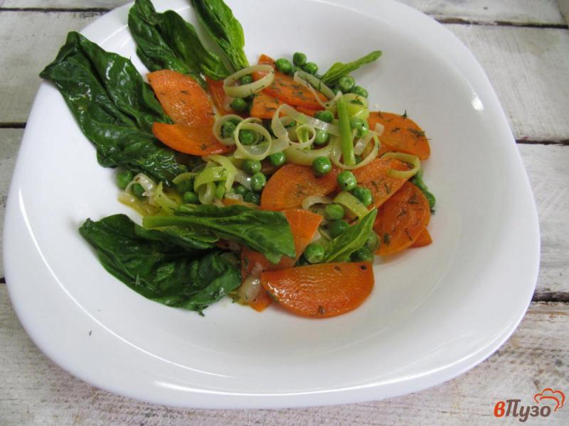 Фото приготовление рецепта: Горячий салат с горошком и морковью шаг №4
