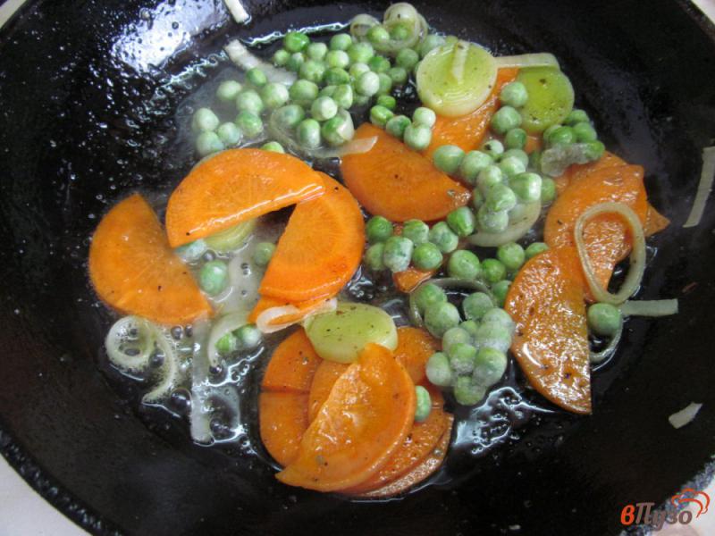 Фото приготовление рецепта: Горячий салат с горошком и морковью шаг №3