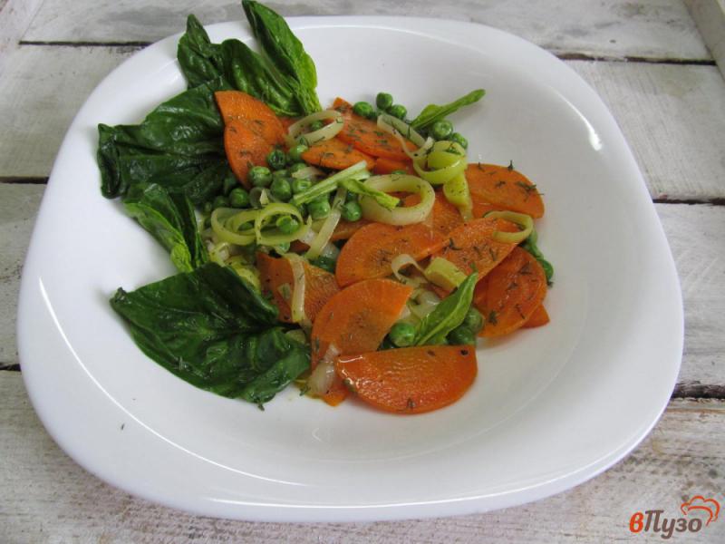 Фото приготовление рецепта: Горячий салат с горошком и морковью шаг №5