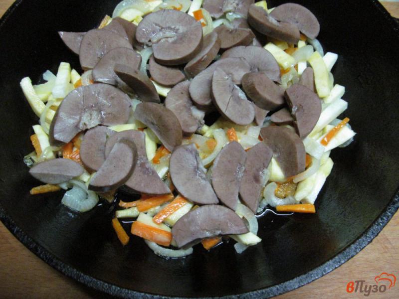Фото приготовление рецепта: Свиные почки с оливками в сметанном соусе шаг №2