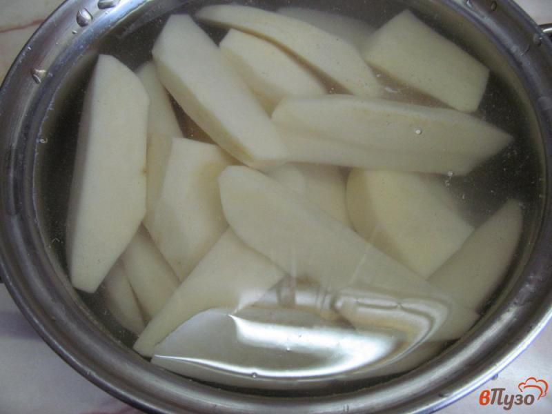 Фото приготовление рецепта: Картофельное пюре с оливками и сыром шаг №1